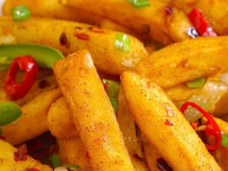 Salt N Pepper Chip Chop - chunky seasoned chips tossed with sliced red chilli, green pepper, onion and spring onion, from Ashville Hot Chicken, JLT Dubai